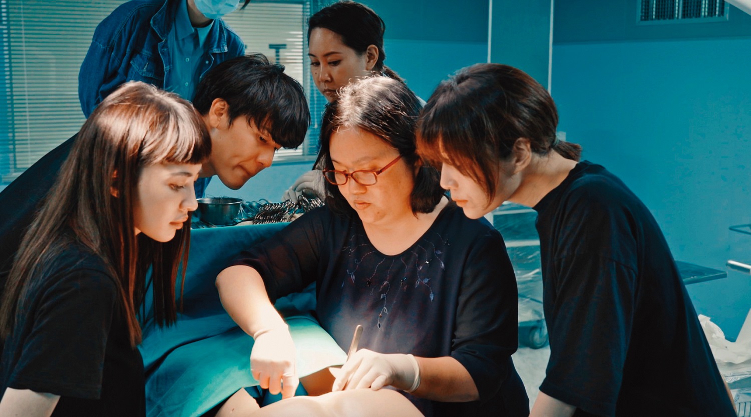 《暴走女外科》作者劉宗瑀醫師(右二)擔任醫療顧問,為演員蔡淑臻(右一)、杜妍(左起)、豐田、蘇瀅講解手術步驟。(公視提供)