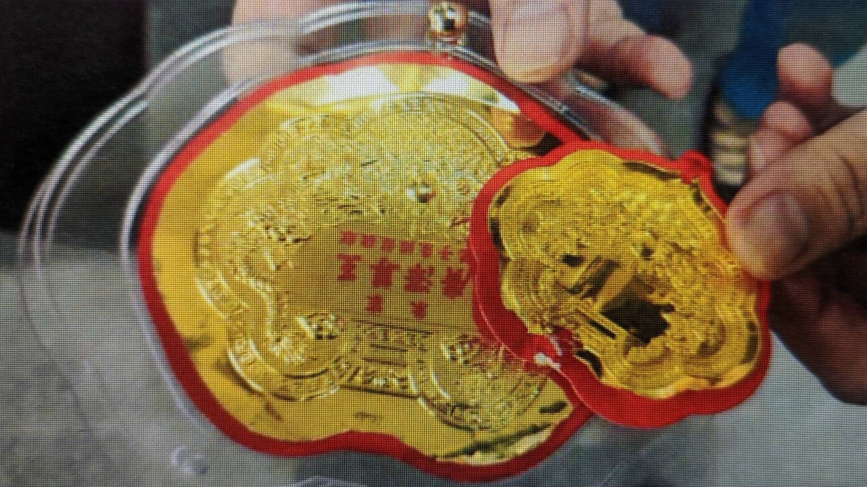 遭竊的二面神像金牌價值約1萬2千元。（翻攝畫面）