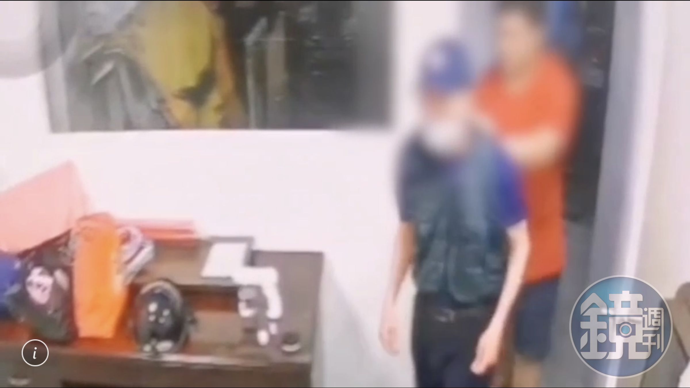 公司員工監看監視器發現翁男行竊，立即追出去逮人。（翻攝畫面）
