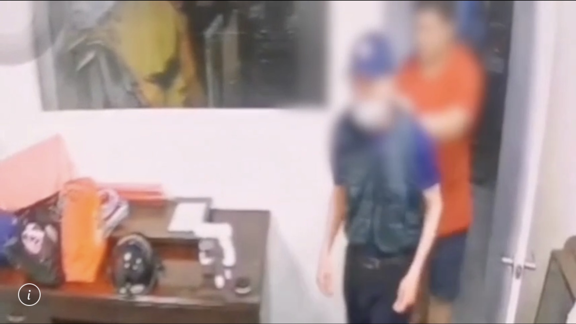 公司員工監看監視器發現翁男行竊，立即追出去逮人。（翻攝畫面）