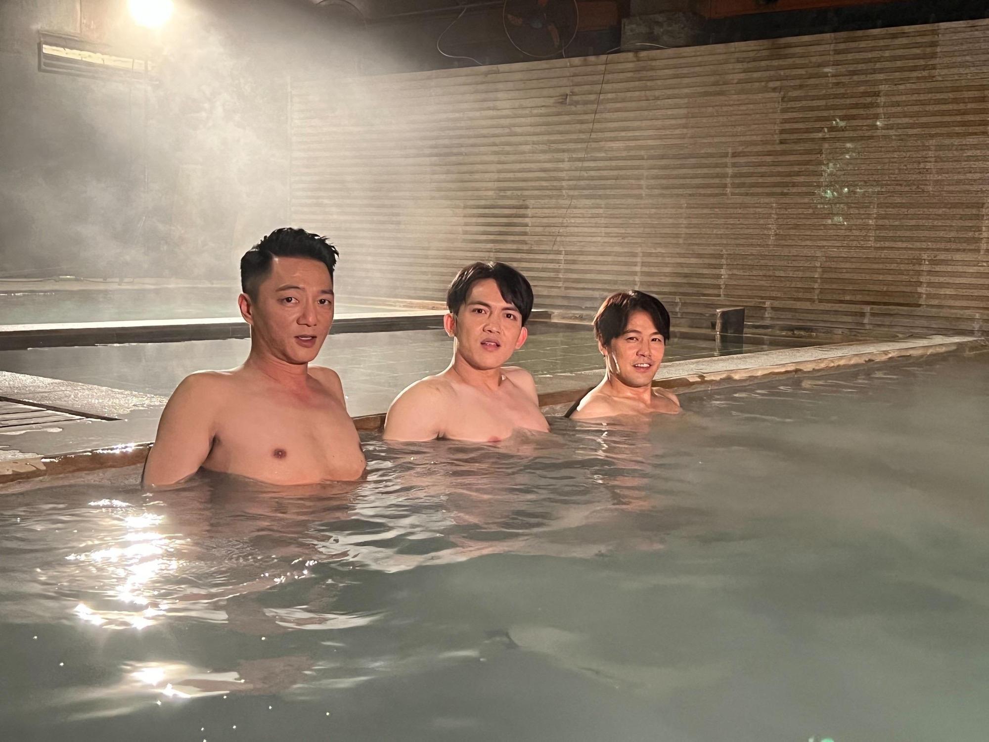 《黃金歲月》藍葦華、郭忠祐、黃文星一起泡湯「men’s talk」。（民視提供）