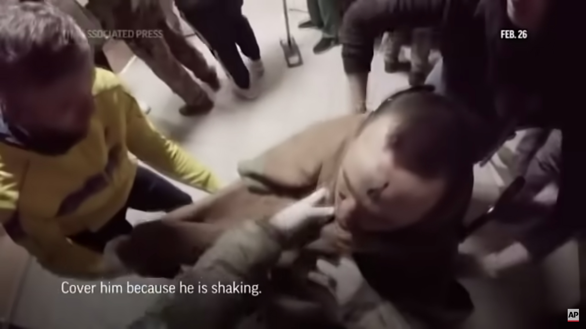 塔伊拉請同事替一名冷到發抖的俄羅斯傷兵蓋上毯子。(翻攝自 Associated Press YouTube)