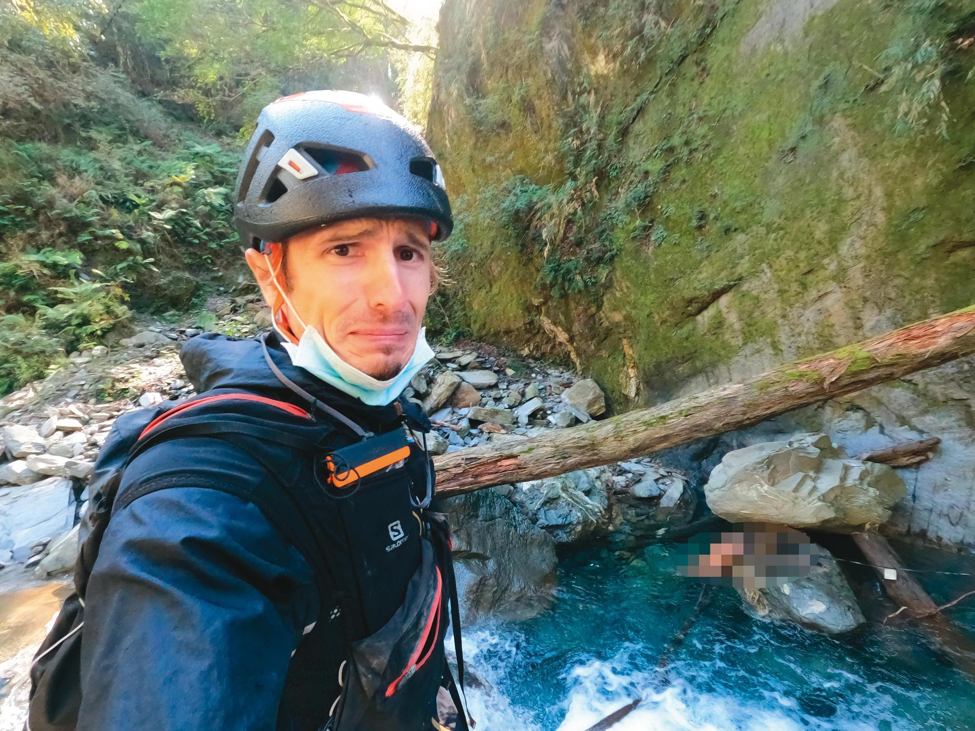 去年羅培德花了1個月時間,於奧萬大、能高山一帶搜尋失蹤登山客,甚至研究失蹤者的社群網站,推敲對方攀登風格,最後終在溪谷找到對方。(羅培德提供)