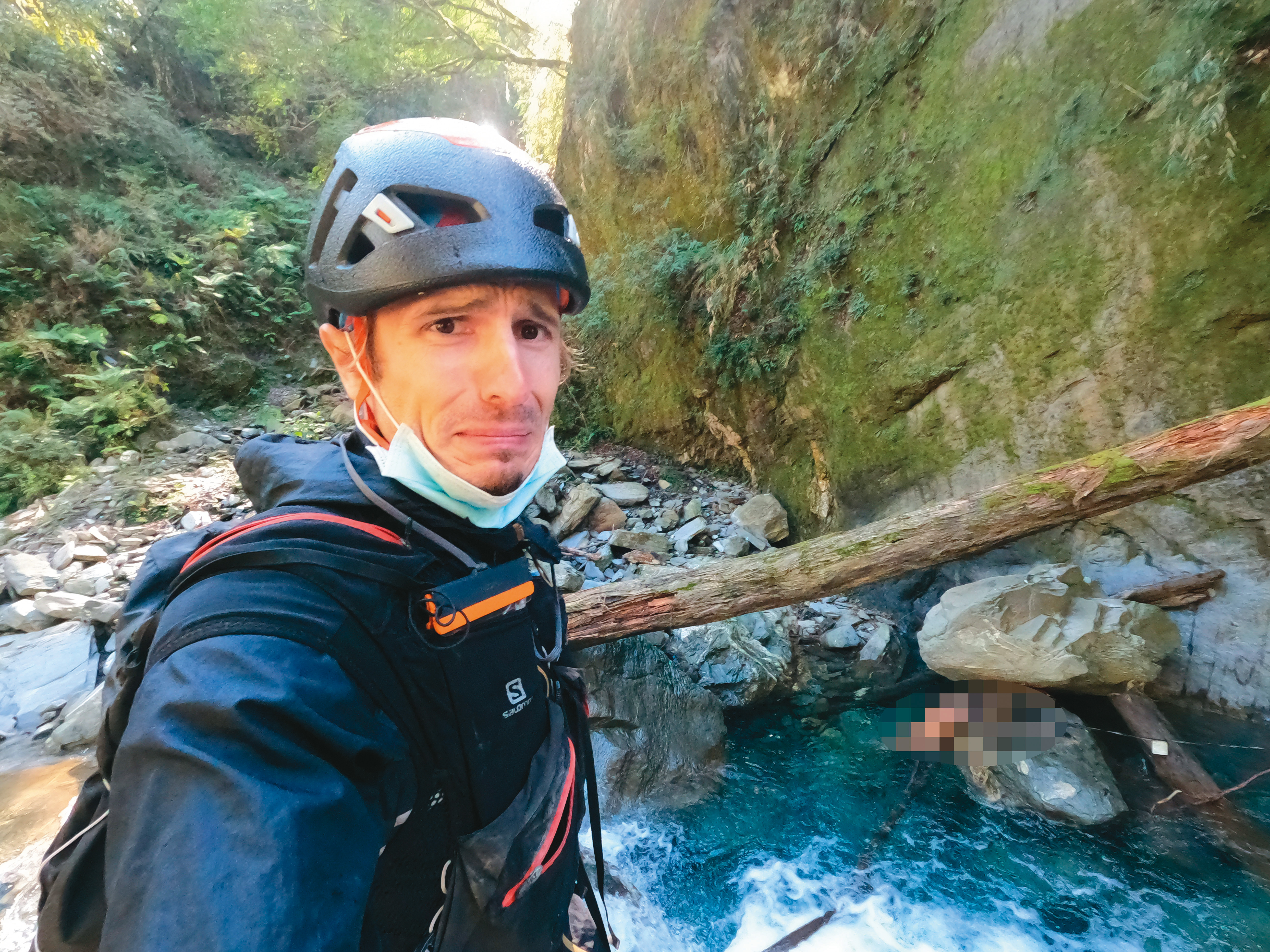 去年羅培德花了1個月時間，於奧萬大、能高山一帶搜尋失蹤登山客，甚至研究失蹤者的社群網站，推敲對方攀登風格，最後終在溪谷找到對方。（羅培德提供）