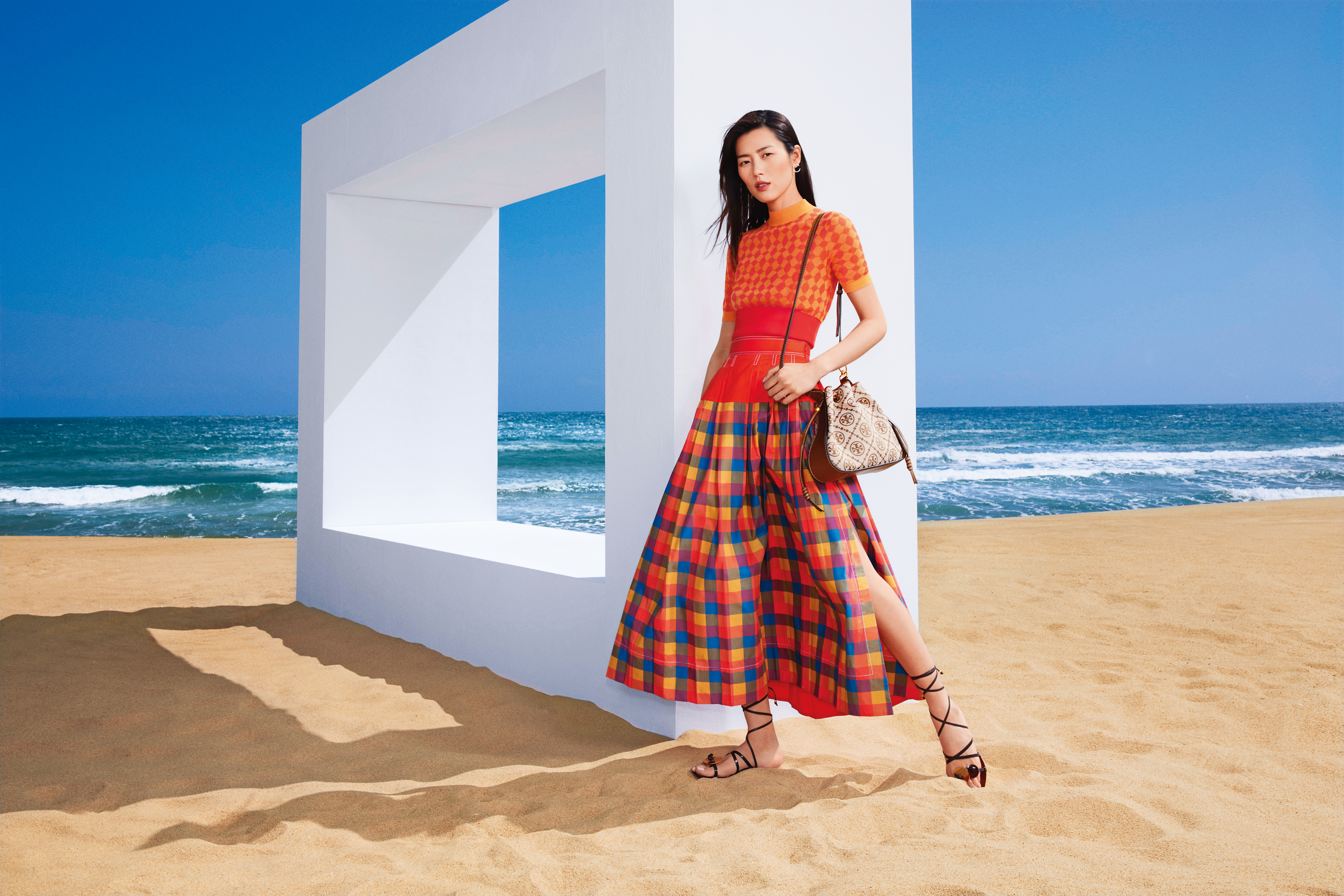 跟著劉雯與Tory Burch的腳步一起去海邊吧！榛果棕T Monogram提花風鈴包 NT$21,900（Tory Burch提供） 