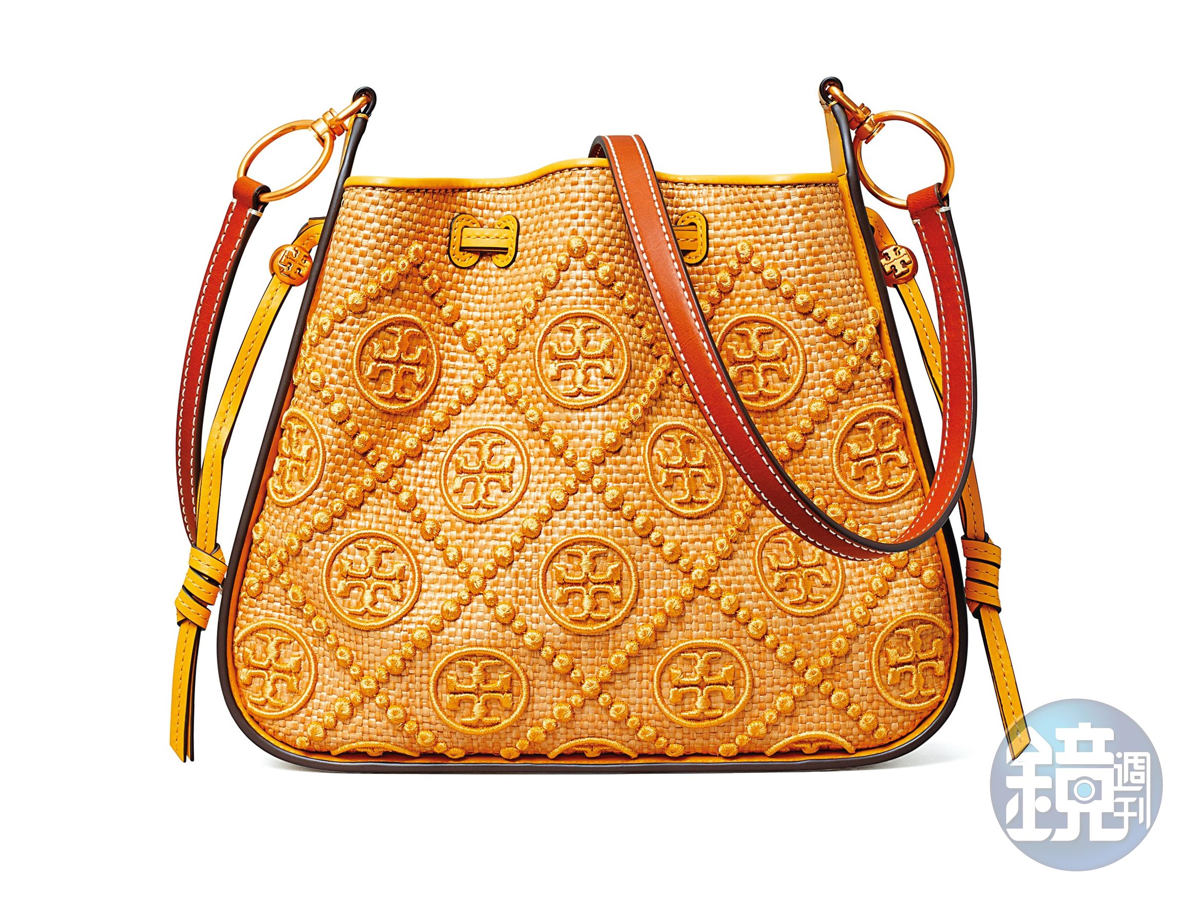 日落黃麥稈編織T Monogram立體刺繡圖騰風鈴包 NT$23,900（Tory Burch提供）