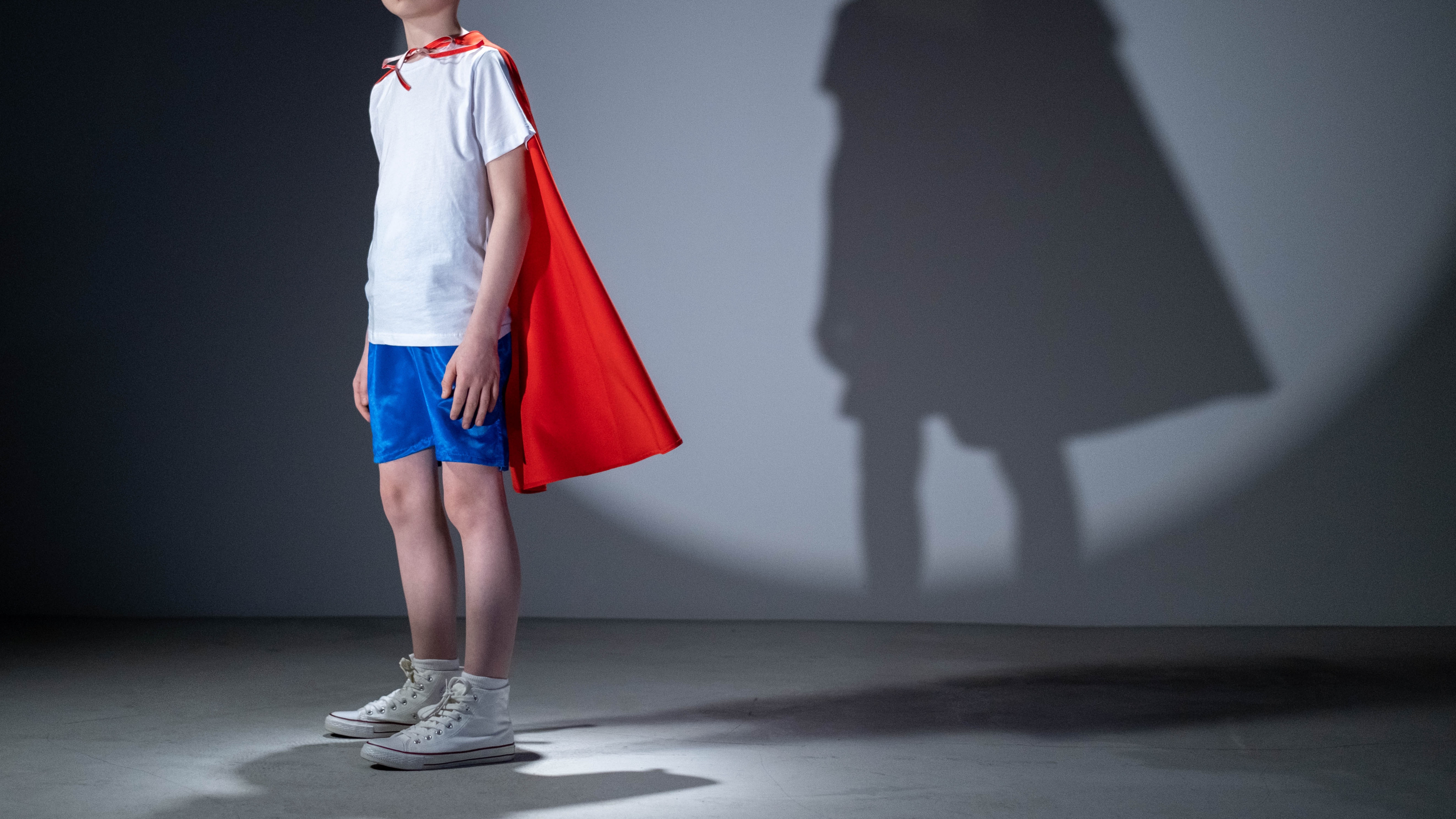 印度一名男童在模仿超人時，意外被肩上的披風勒死。示意圖，非當事人。（翻攝自pexels）