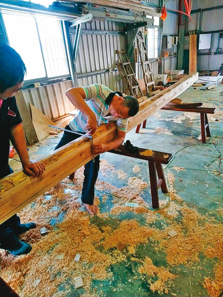 睽違30年後再燒王船，五雲宮找來人稱「太師」的國寶級王船師傅林良太，依循古法打造王船。（翻攝良藝太師臉書）