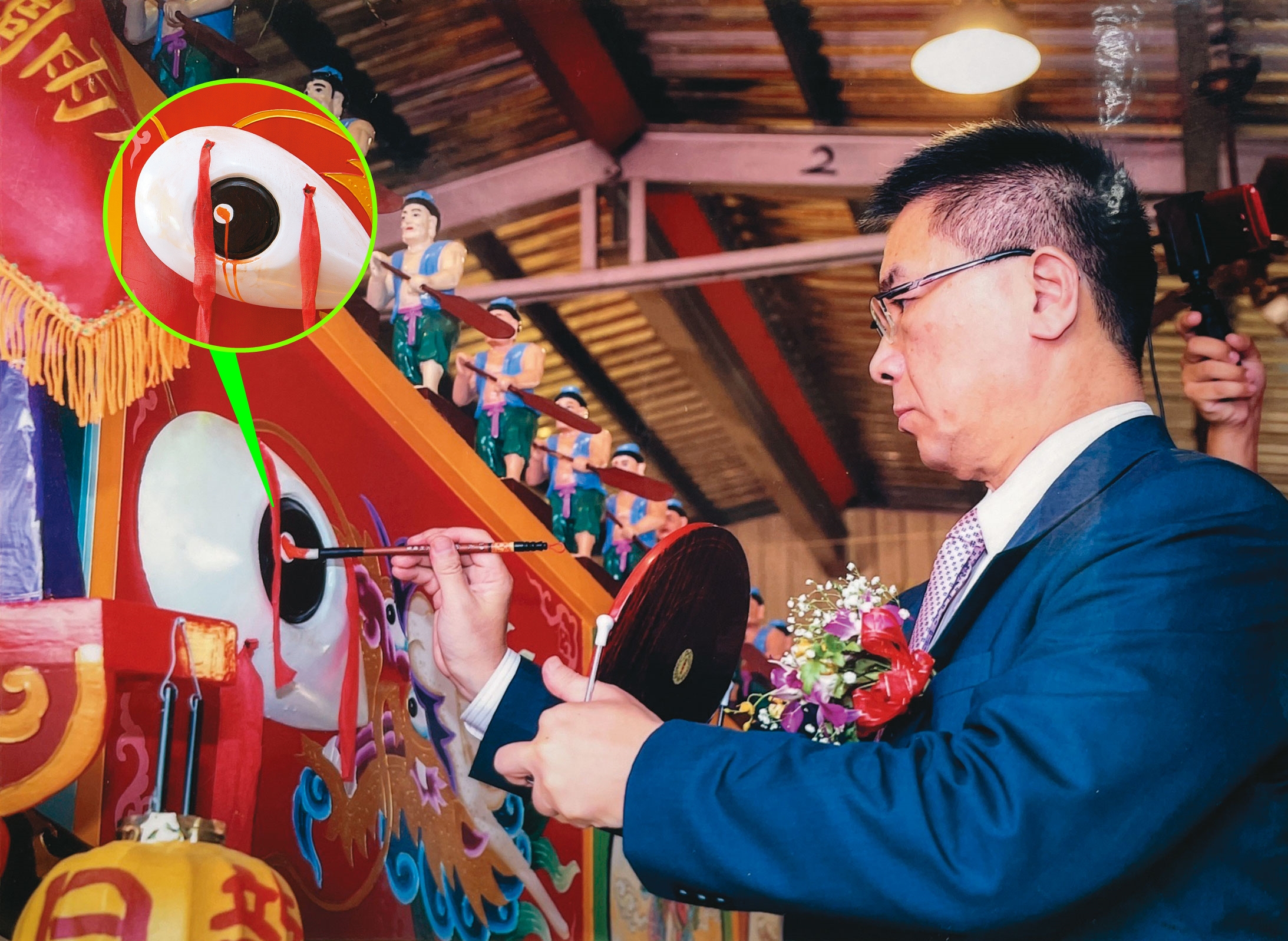 五雲宮前年11月邀內政部長徐國勇替王船開光點眼，徐所持的毛筆沾了太多朱砂，而罕見流下淚眼婆娑的紅色印記。