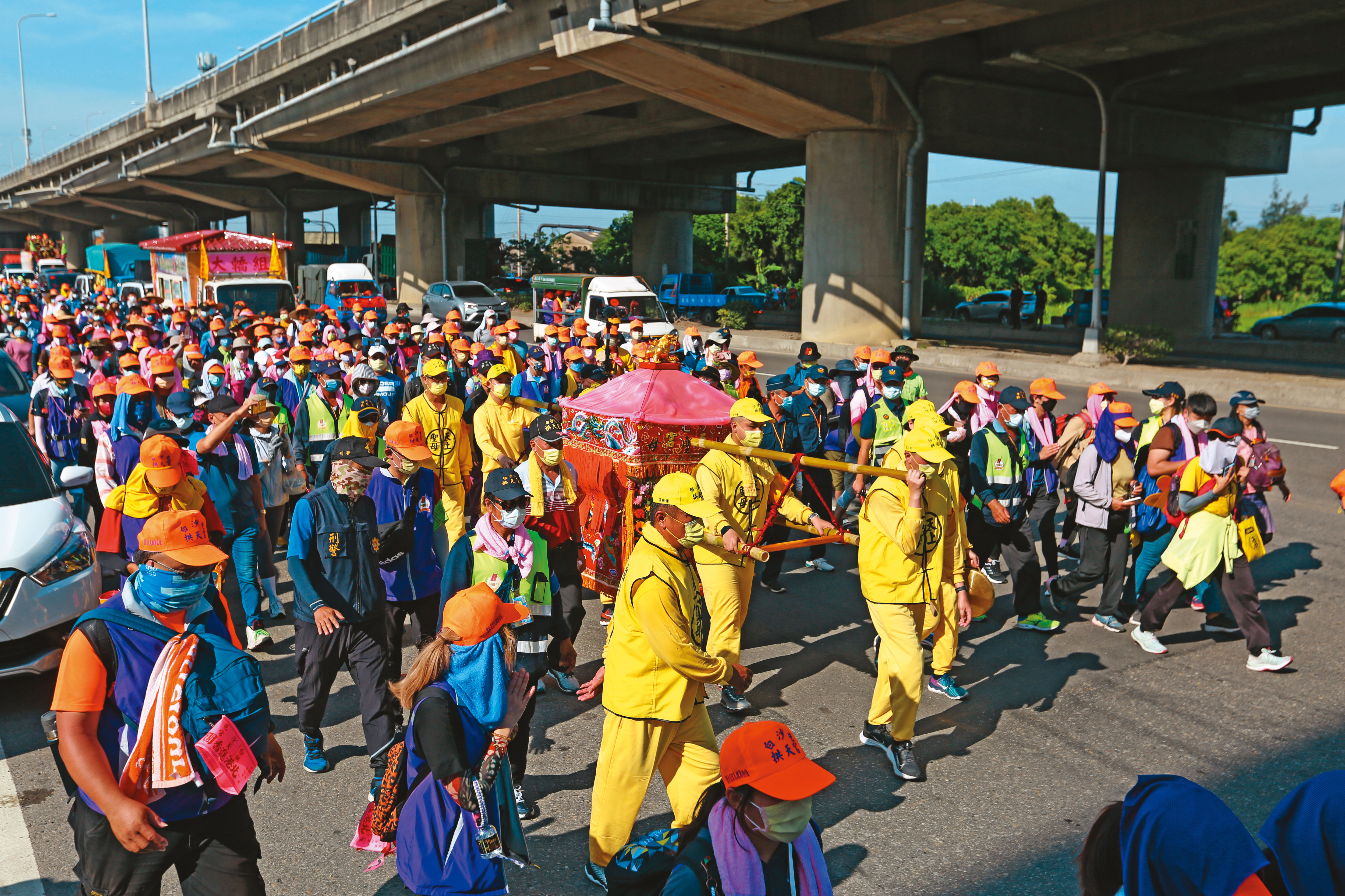 白沙屯廣為人知的媽祖進香盛事20日凌晨啟程，信眾虔誠展開8天7夜的宗教之旅。