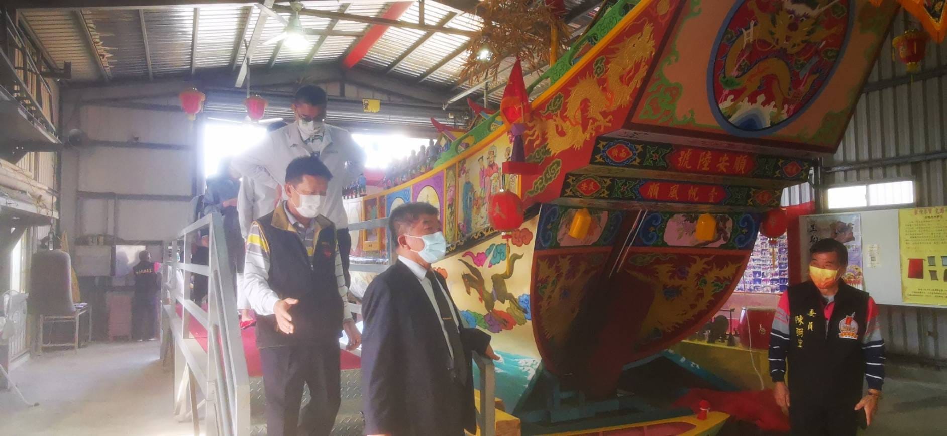 衛福部長陳時中去年11月前往五雲宮參香並參觀王船。（鄭明輝提供）