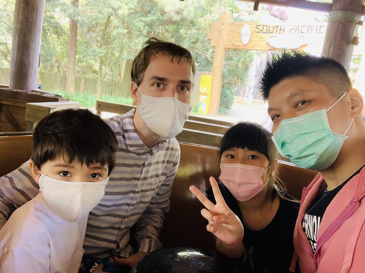 信義房屋竹北福興店專案執行經理李昌蒲與Davis一家人相當友好。（信義房屋提供）