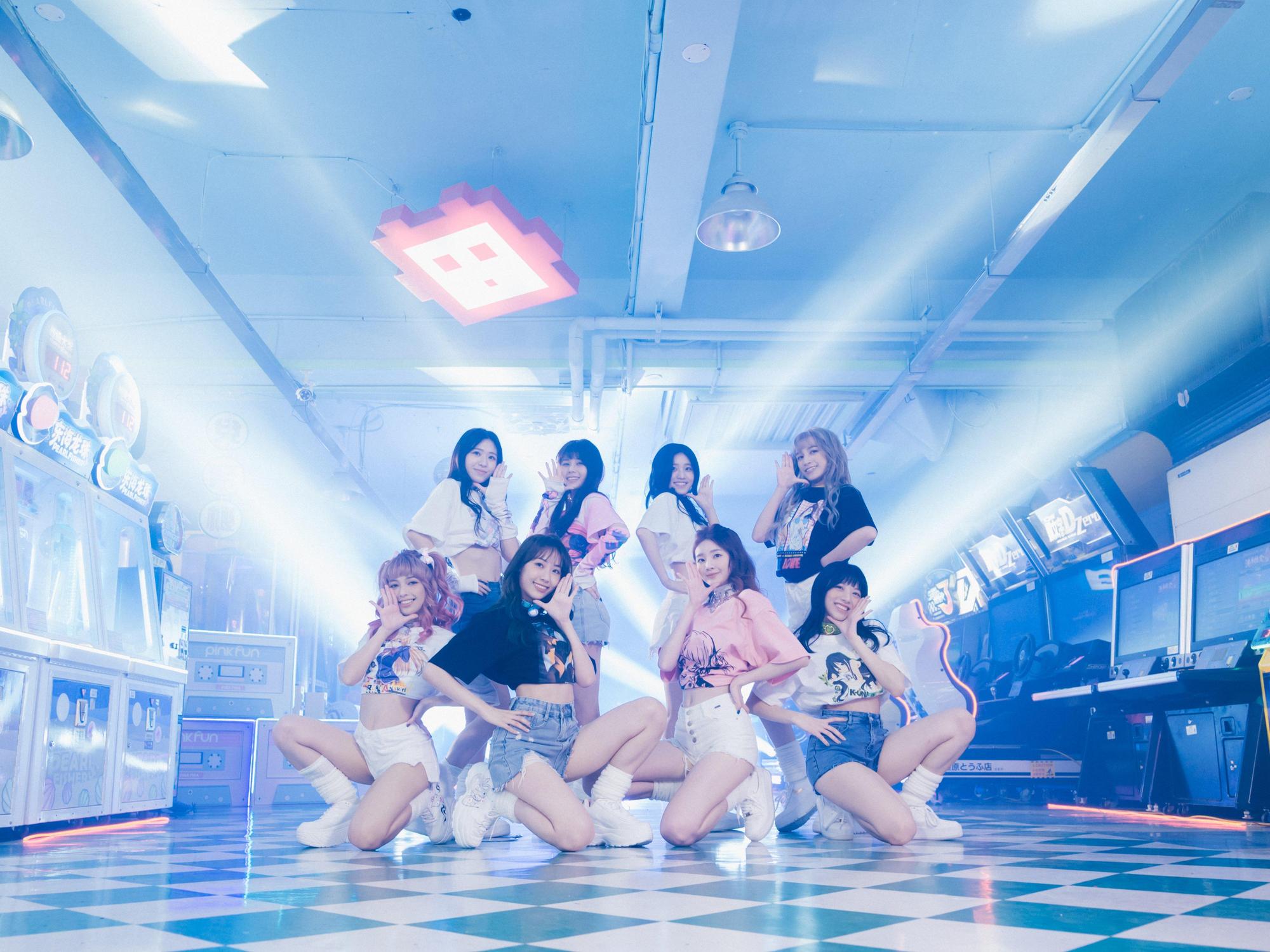 女孩轉大人!PINK FUN身穿男友T的Disco復古穿搭,大跳Waacking展現Girls Power,又帥又可愛。(索尼音樂提供)