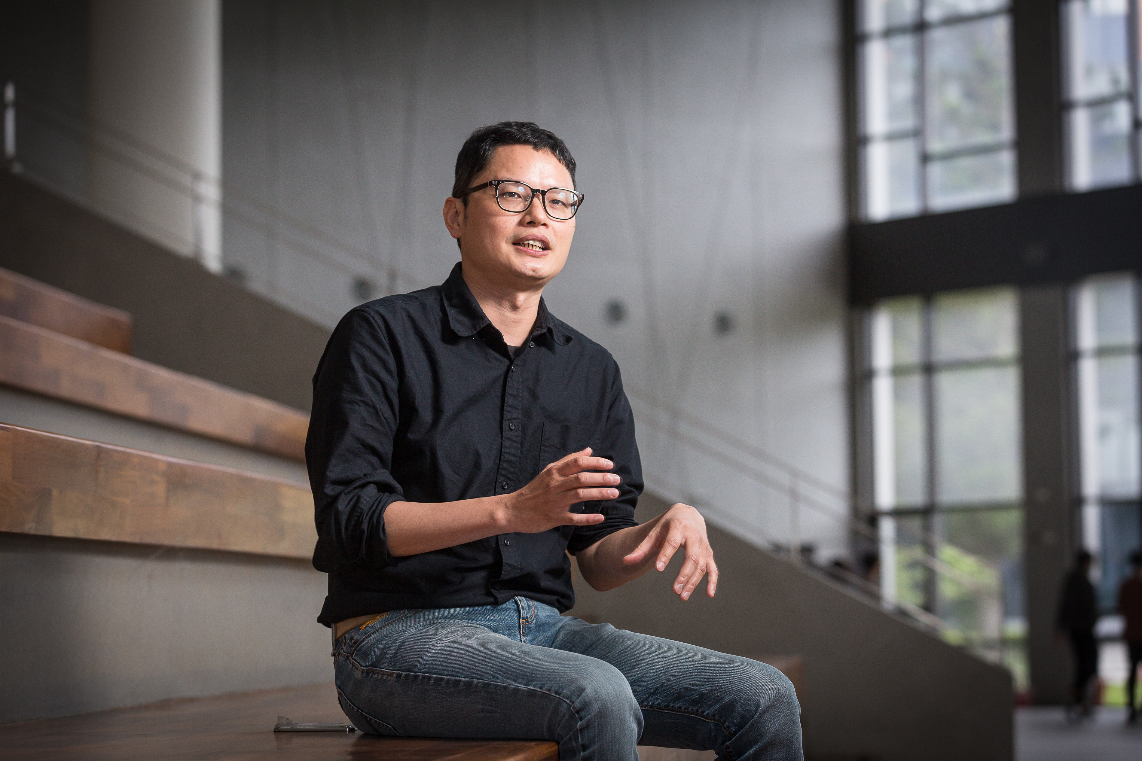 為了快速取得碳化矽的市場商機，即思創意反其道而行先從消費性市場著手，搶攻手機、筆電充電器的電源商機。（圖為即思創意創辦人顏誠廷）