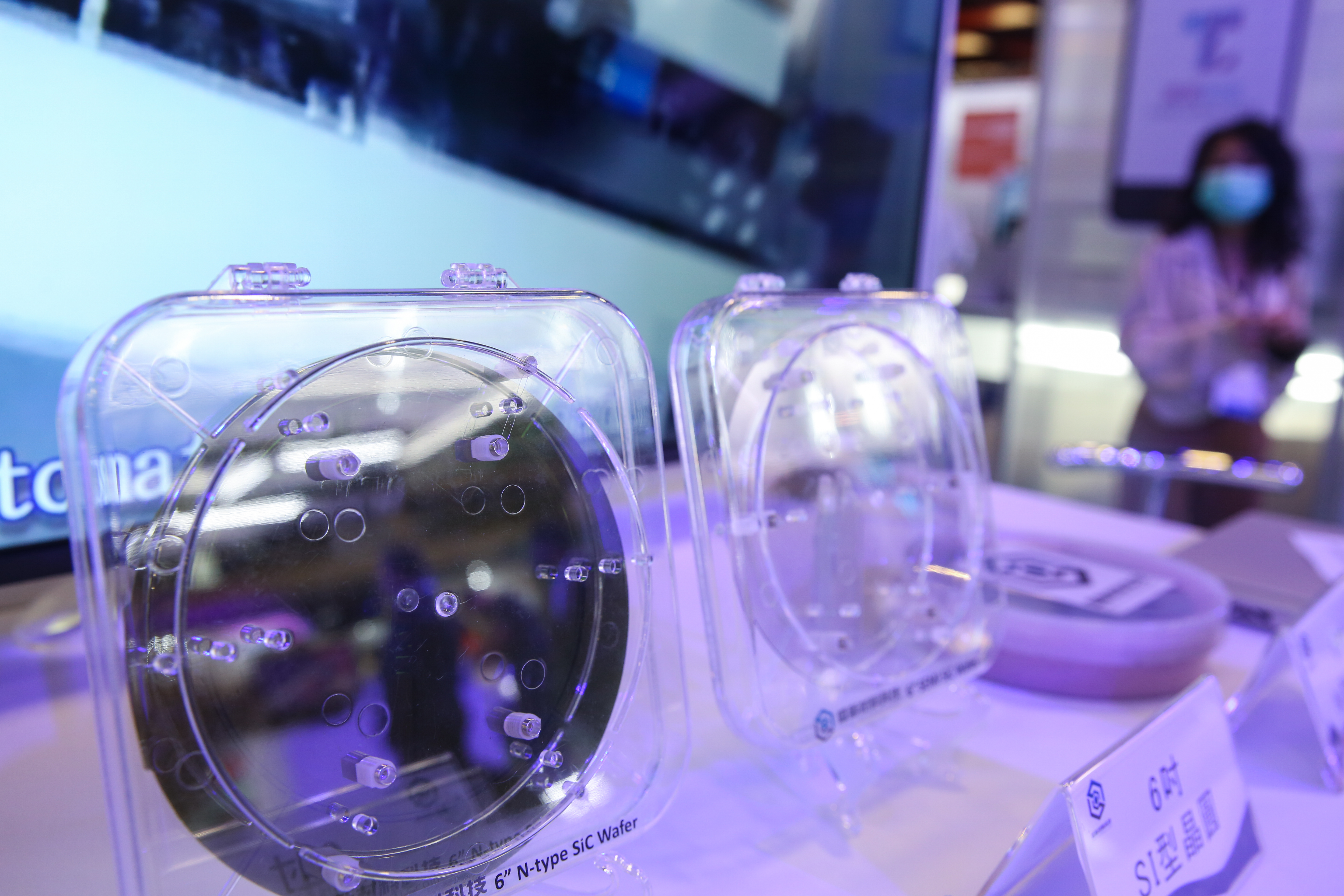 碳化矽的材料特性，能讓電動車擁有更久的里程續航力，其技術優勢吸引國際汽車大廠爭相投入，帶來龐大的商機。（圖為碳化矽）