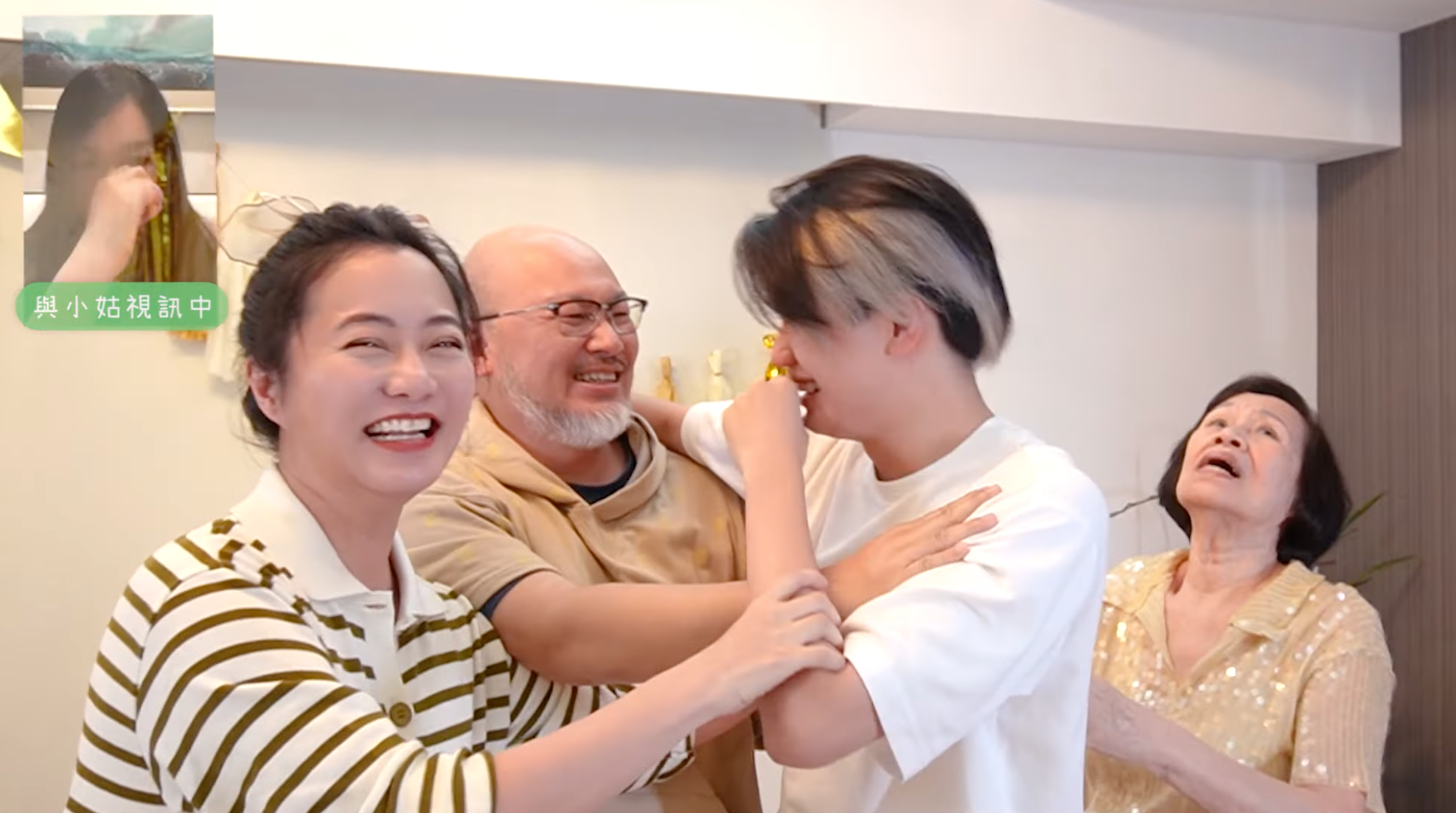 趙小僑(左)公布寶寶性別後,全家都感動不已。(翻攝自趙小僑女人說YouTube)