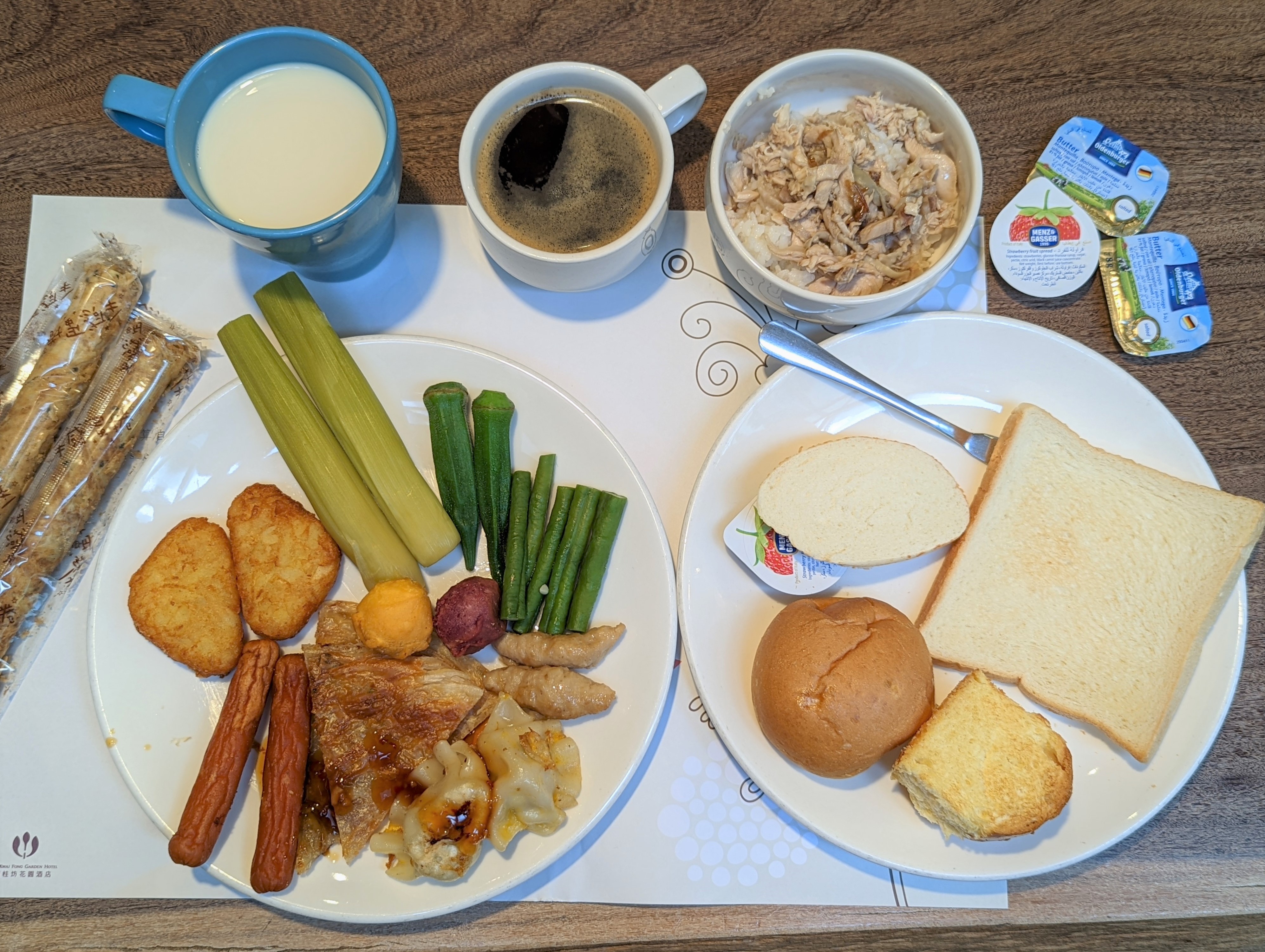最有特色的早餐還是嘉義雞肉飯和蛋捲。