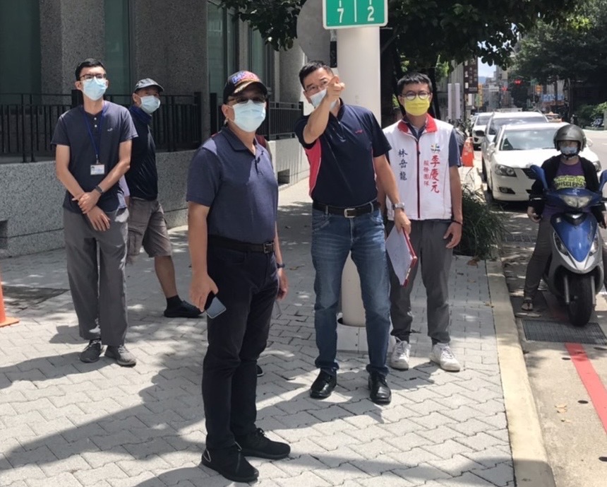 台北市議員李慶元(右2)、啄木鳥聯盟召集人林岳龍(右1)要求北市府硬起來,勿成保單之亂最大幫凶。(李慶元議會研究室提供)