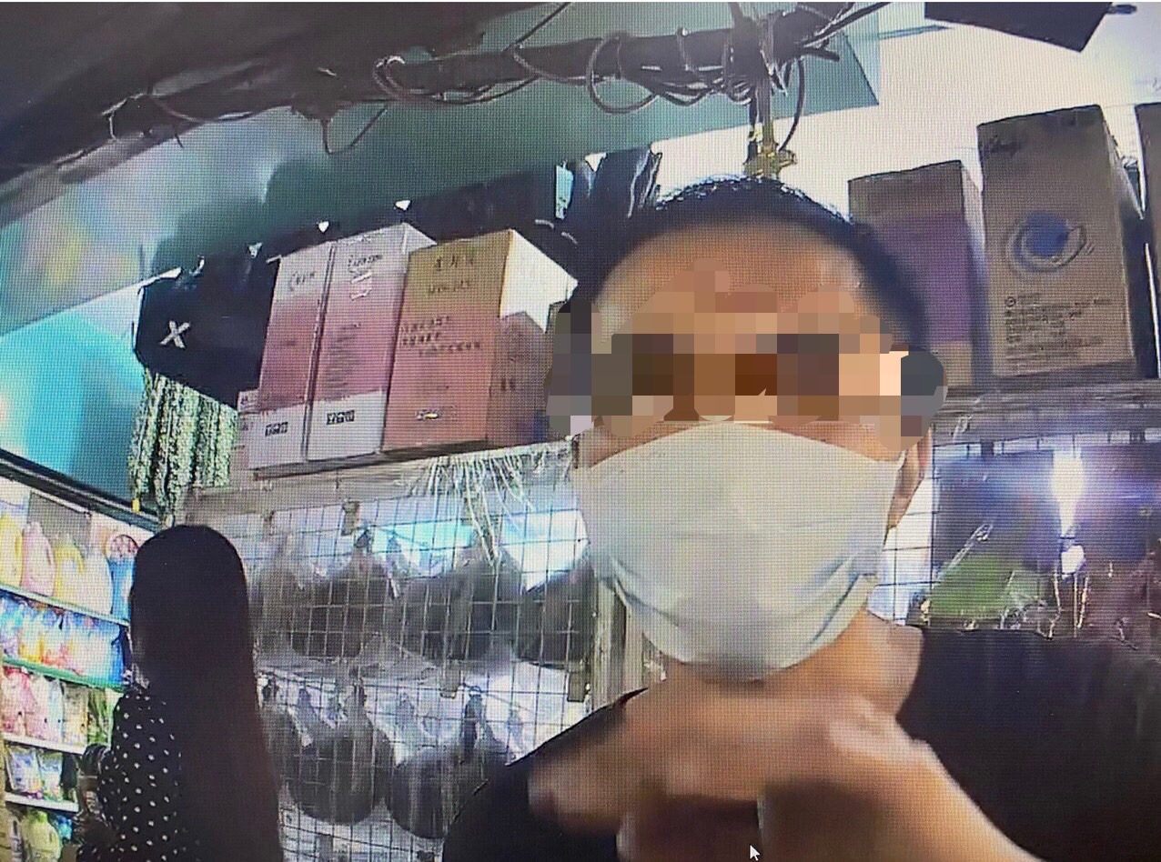 李男向前來處理的警員指稱遭A女竊走手機及現金。（翻攝畫面）