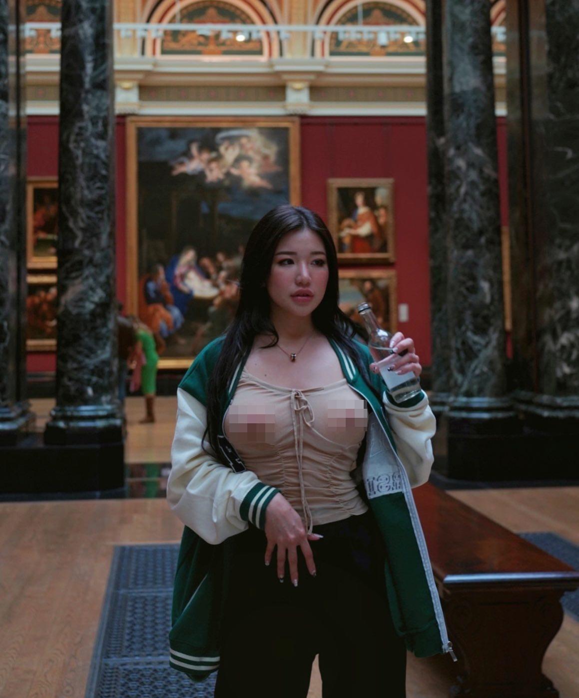 蕭佩兒在國家美術館穿著超透明的上衣,粉色乳暈若隱若現。(翻攝自Instagram/ms_puiyi)