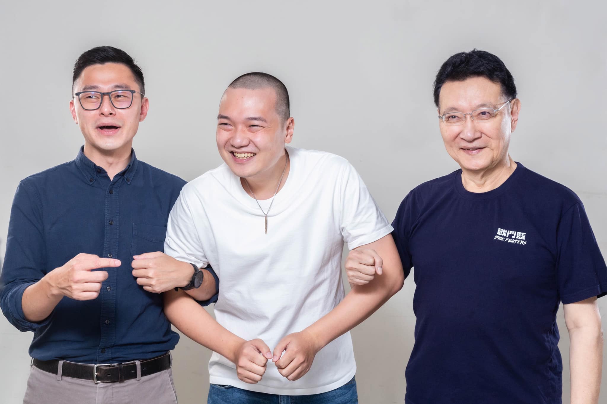 楊植斗（中）建議校方應嚴懲這些假教育工作者，拒絕這些人洗孩子的腦。（翻攝自楊植斗臉書）