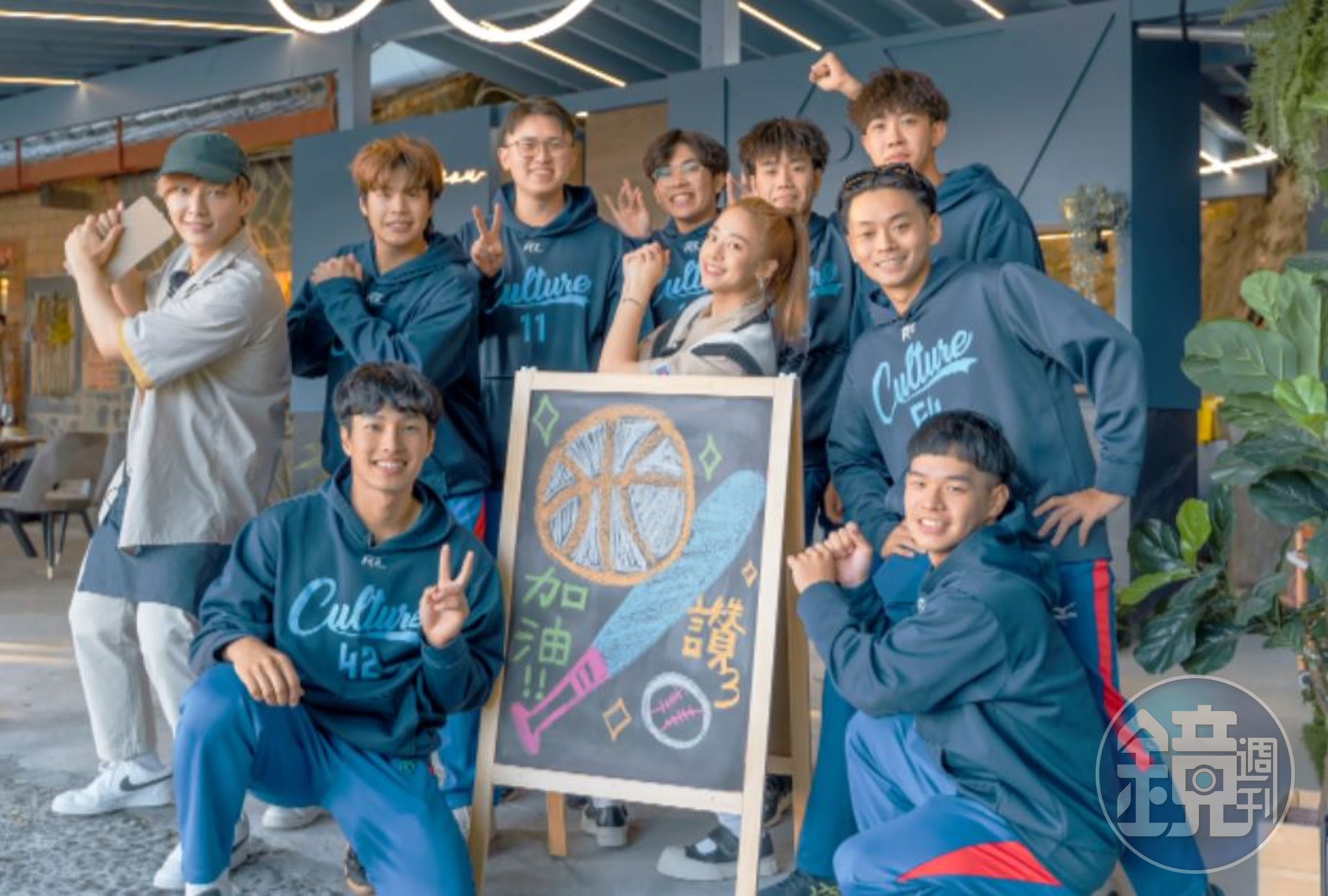 鬼鬼在「老屋」被當眾示愛。（TVBS提供）