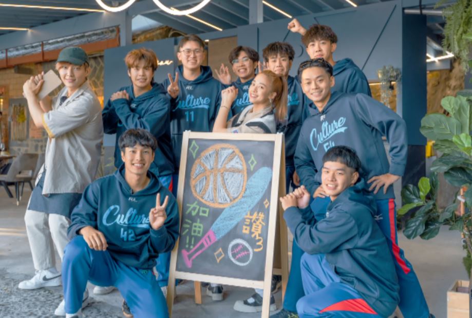 鬼鬼在「老屋」被當眾示愛。（TVBS提供）