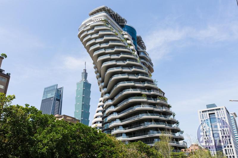 台北市信義區房價驚人，豪宅林立，一位網友自曝住在「信義區」卻遭女網友冷淡對待。