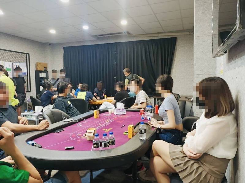 台南市警局四分局掃蕩一間以餐酒館偽裝的賭場,逮捕賭場老闆與員工共7人、賭客14人。(讀者提供)