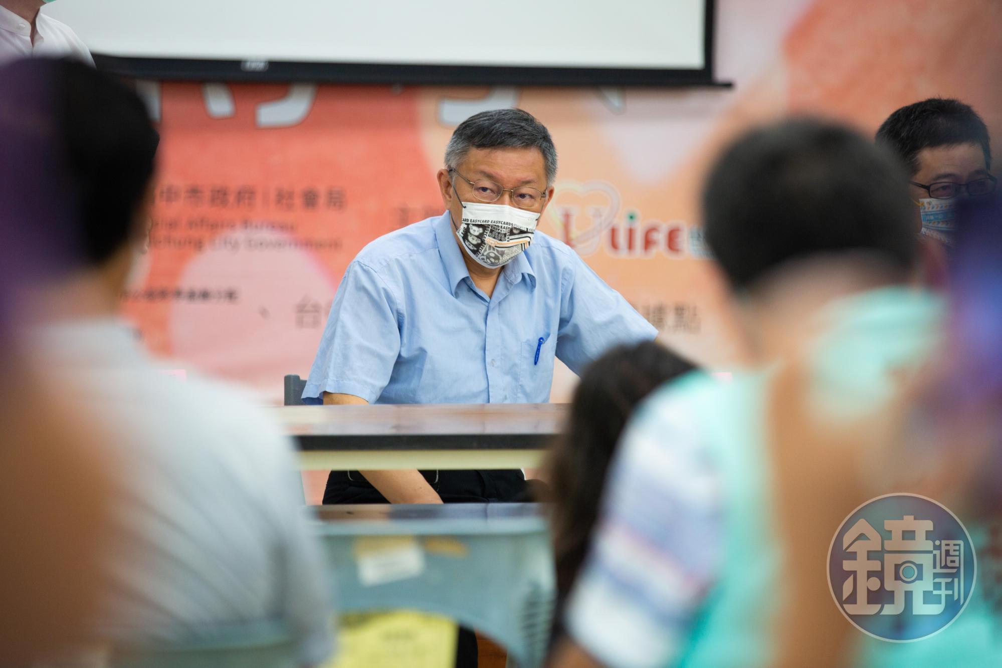 台北市長柯文哲今天身體出現不適狀況，立刻進行快篩，結果呈現「2條線」陽性反應。（本刊資料照）