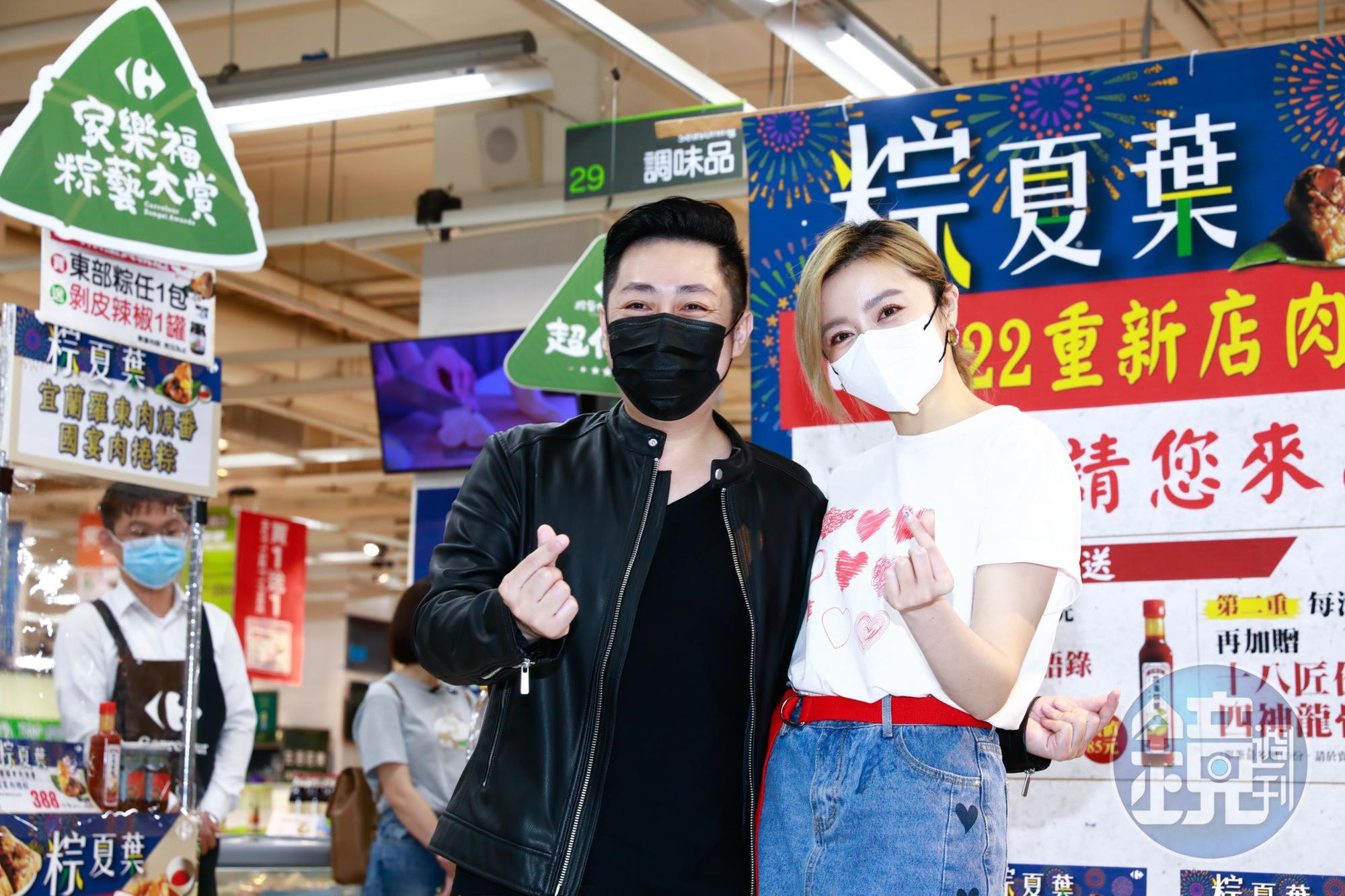 艾成邀王瞳一起為艾叻沙海南雞肉粽到賣場促銷。