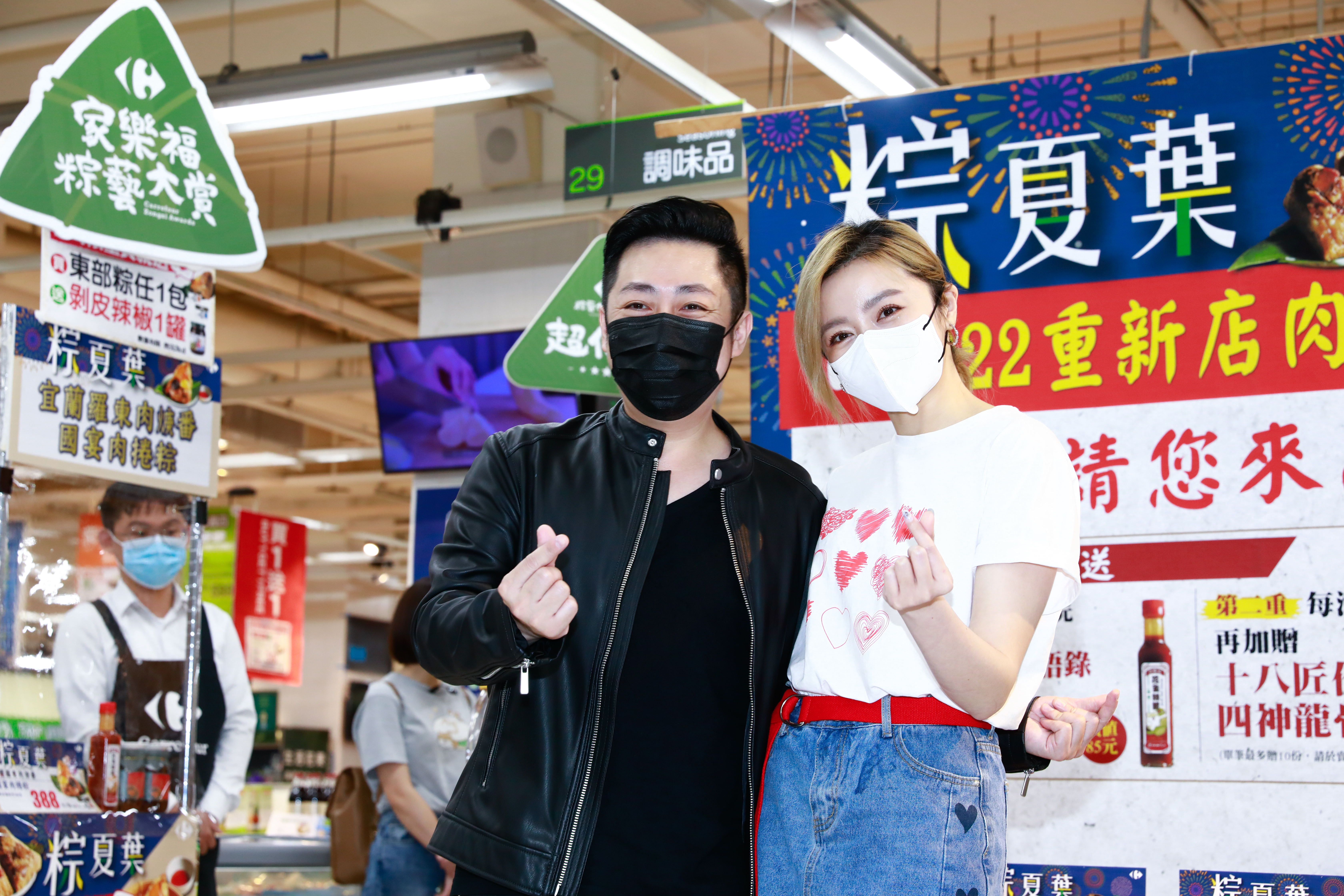 艾成邀王瞳一起為艾叻沙海南雞肉粽到賣場促銷。