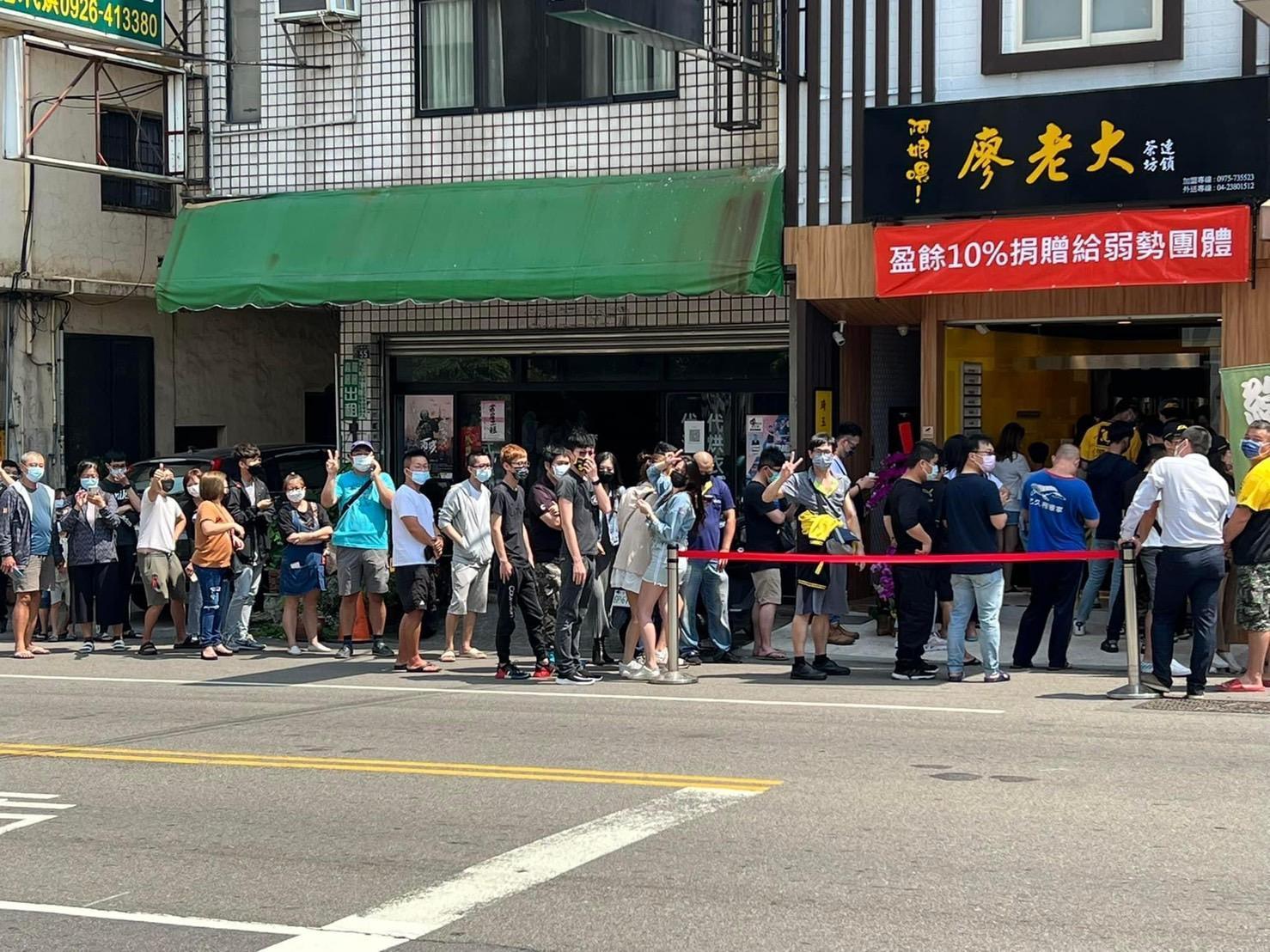 廖老大認為自己開的飲料店遭到台中市衛生局「針對」,要網友打電話灌爆衛生局。(翻攝廖老大臉書)