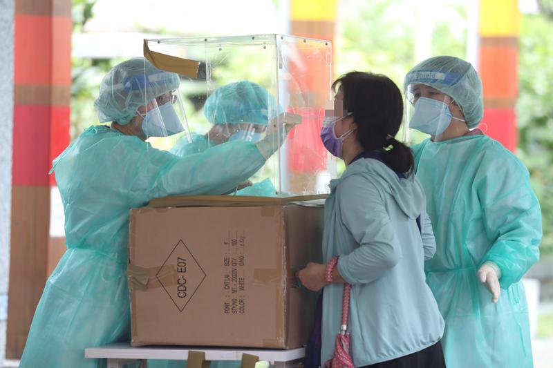 明明有拿下口罩聚餐接觸，卻總是快篩陰性？張博揚醫師揭關鍵。（示意圖，本刊資料照）