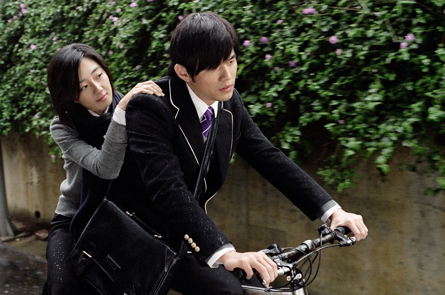 《不能說的．秘密》展現了周杰倫（右）自編自導自演的才華，桂綸鎂（左）拍戲時的口頭禪「不用麻煩了」，還被寫進〈牛仔好忙〉歌詞。（台北電影節提供）