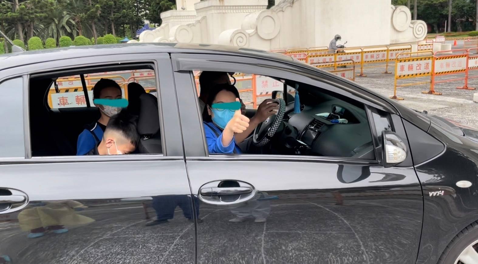 中正紀念堂「車來速」篩檢站啟用至今採檢人數已破萬,北榮院長陳威明感謝醫護同仁與民眾配合。(台北榮民總醫院提供)