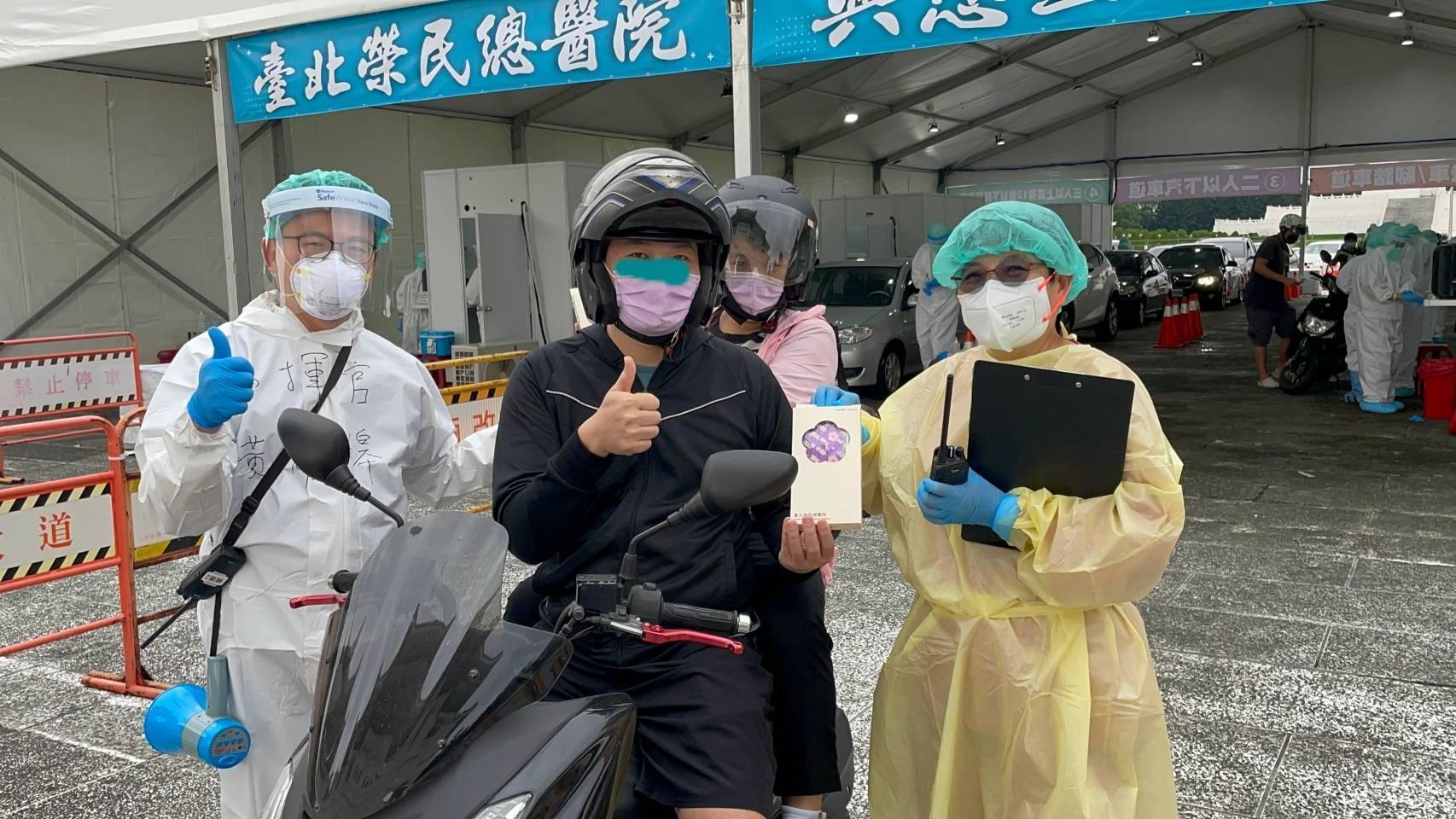 中正紀念堂「車來速」篩檢站啟用至今採檢人數已破萬,北榮院長陳威明感謝醫護同仁與民眾配合。(台北榮民總醫院提供)