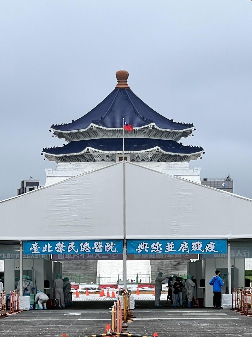 中正紀念堂「車來速」篩檢站啟用至今採檢人數已破萬,北榮院長陳威明感謝醫護同仁與民眾配合。(台北榮民總醫院提供)