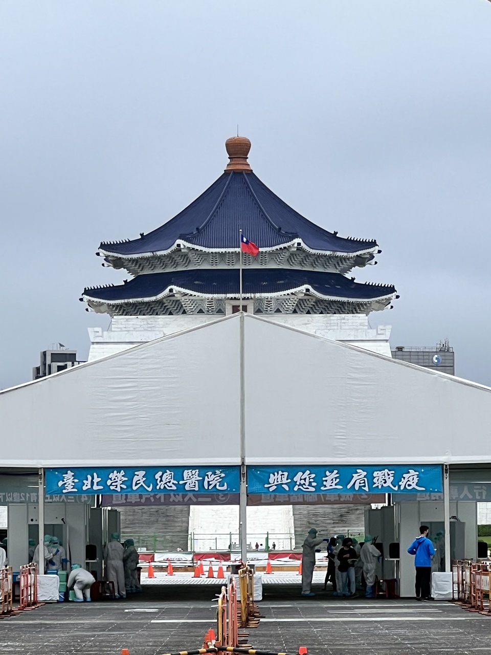 中正紀念堂「車來速」篩檢站啟用至今採檢人數已破萬，北榮院長陳威明感謝醫護同仁與民眾配合。（台北榮民總醫院提供）
