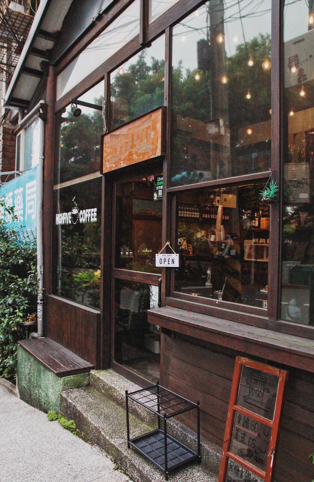 「Highfive coffee」位於永和仁愛公園對面，外觀很特別，經過時很難略過。