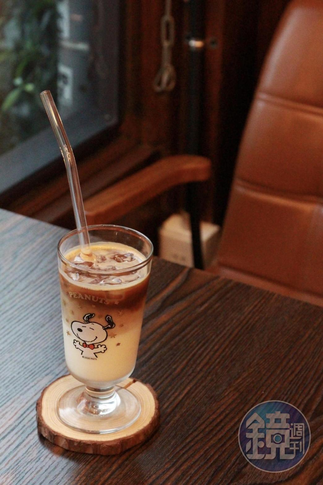 濃醇香的「拿鐵咖啡」以可愛卡通角色玻璃杯盛裝。（90元／杯）