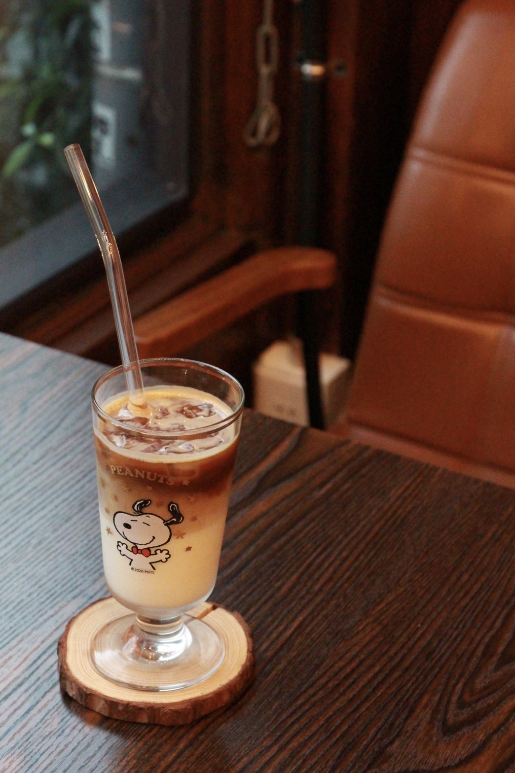 濃醇香的「拿鐵咖啡」以可愛卡通角色玻璃杯盛裝。（90元／杯）