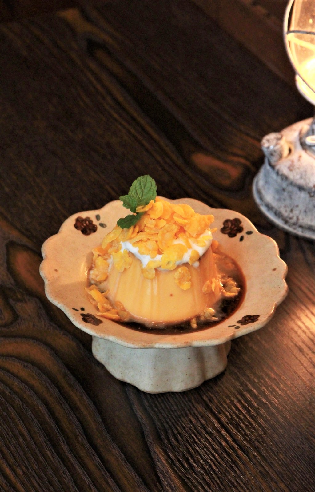 「脆片昭和布丁」的焦糖苦甜比例很棒，即使布丁已完食也想再多吸個兩口。（110元／份）