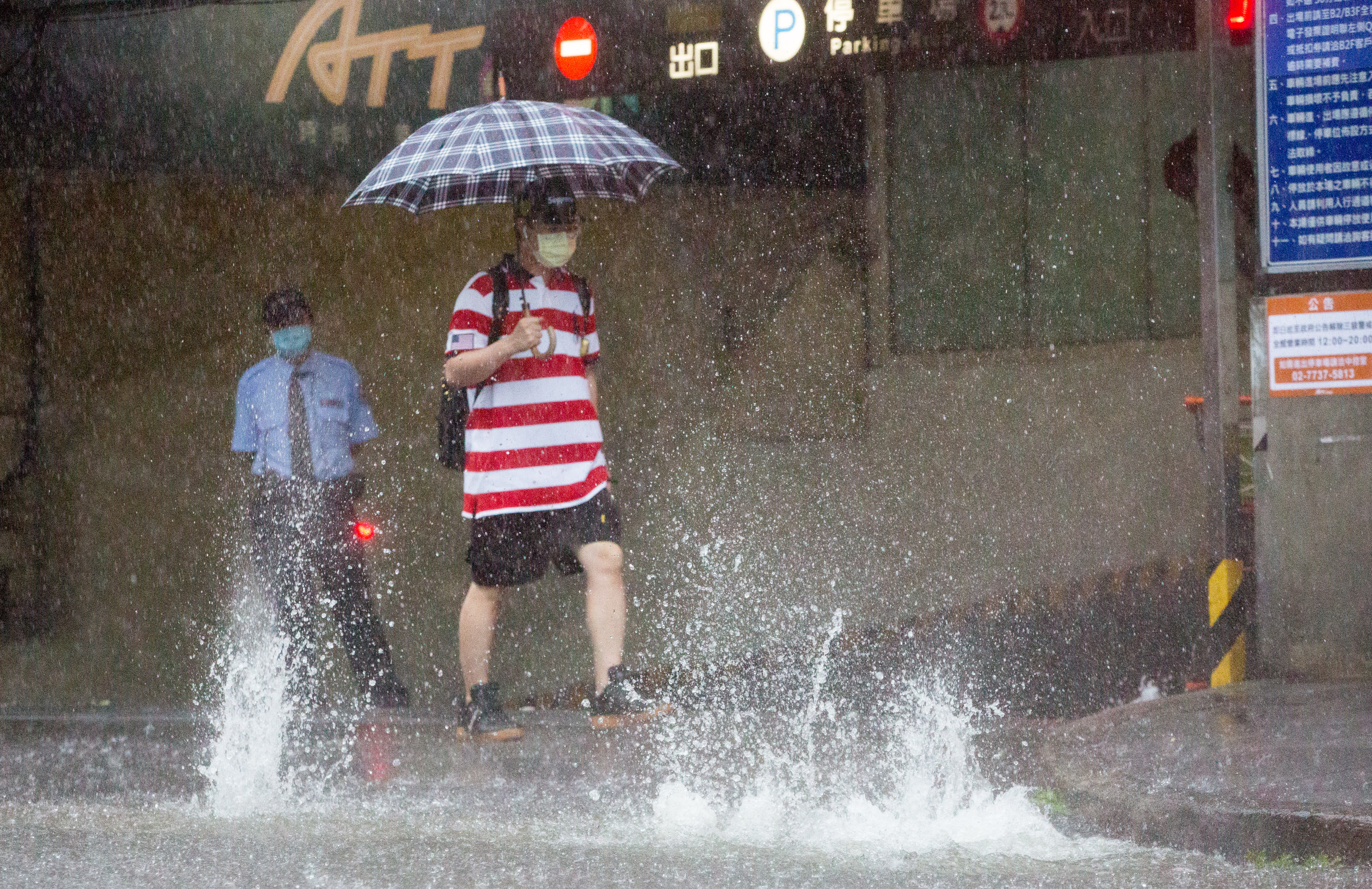 今晚起隨著鋒面由北往南逐漸接近本島，全台各地降雨逐漸增多。（示意圖，本刊資料照）