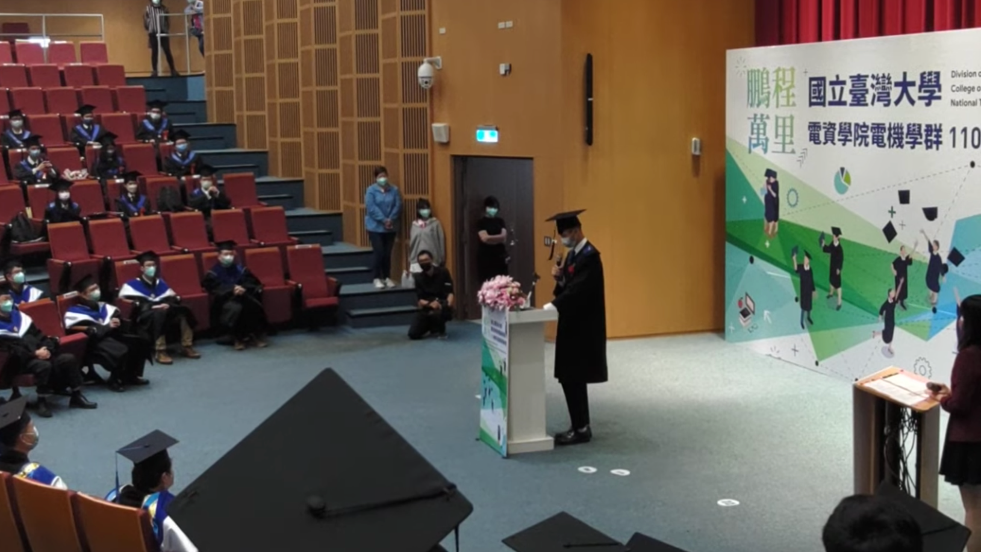台大電機系吳姓同學畢業生代表致詞內容,引起許多人共鳴。(翻攝自潘軒ㄉ頻道YouTube)