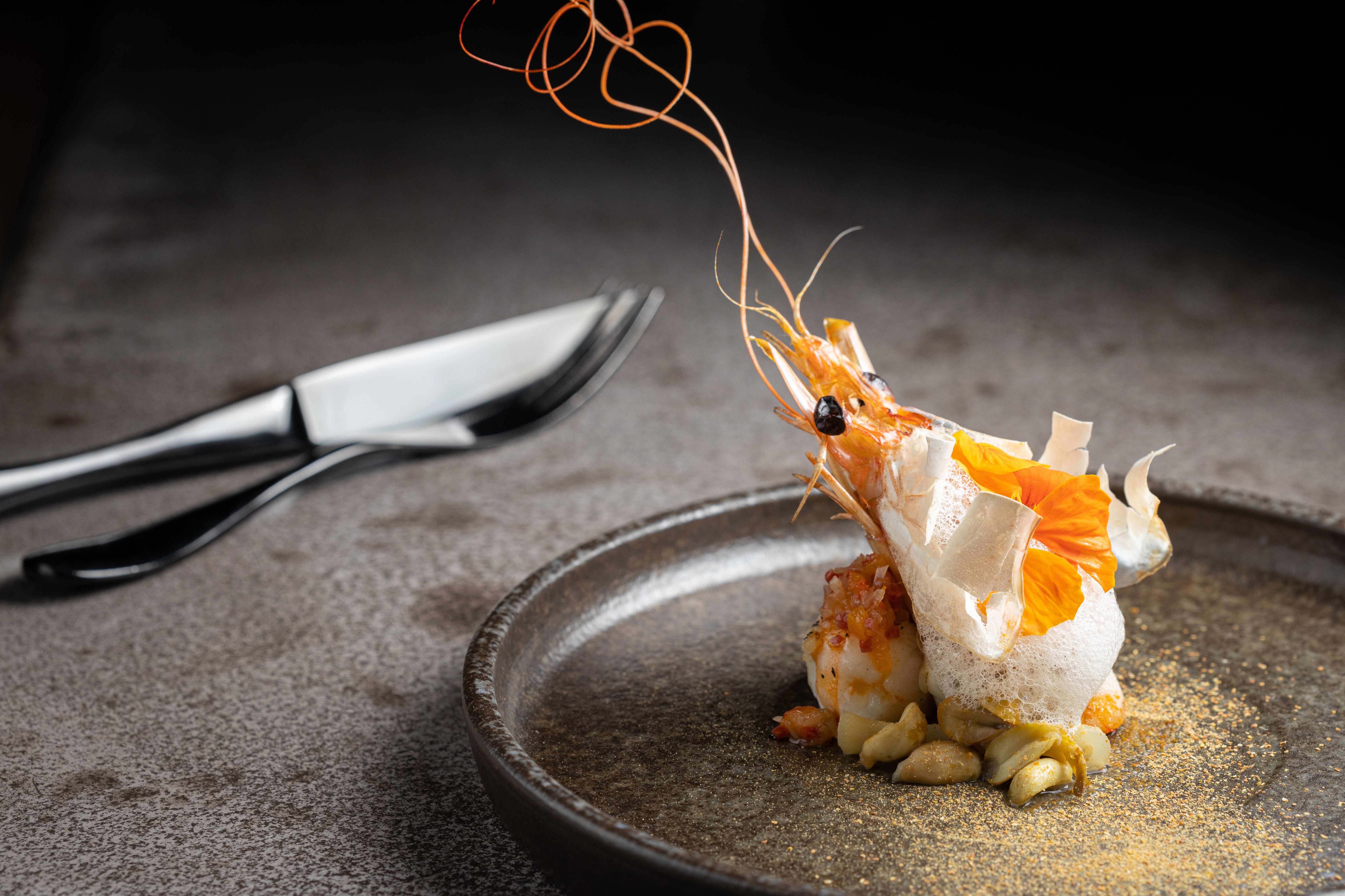 「野生海蘆蝦」是主廚Max當天從台北直送台中餐廳廚房，蝦鬚向上捲起的姿態優美，肉質Q彈。