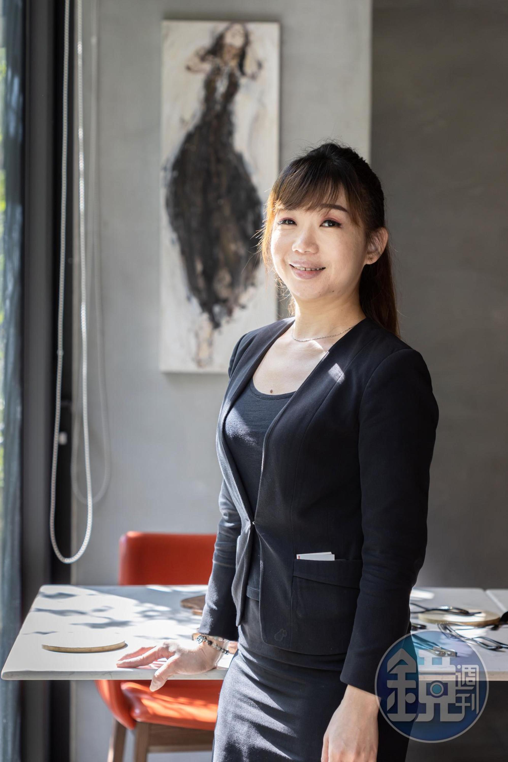 餐廳經理郭玉鈴負責處理內外事項，是主廚Max的得力助手。