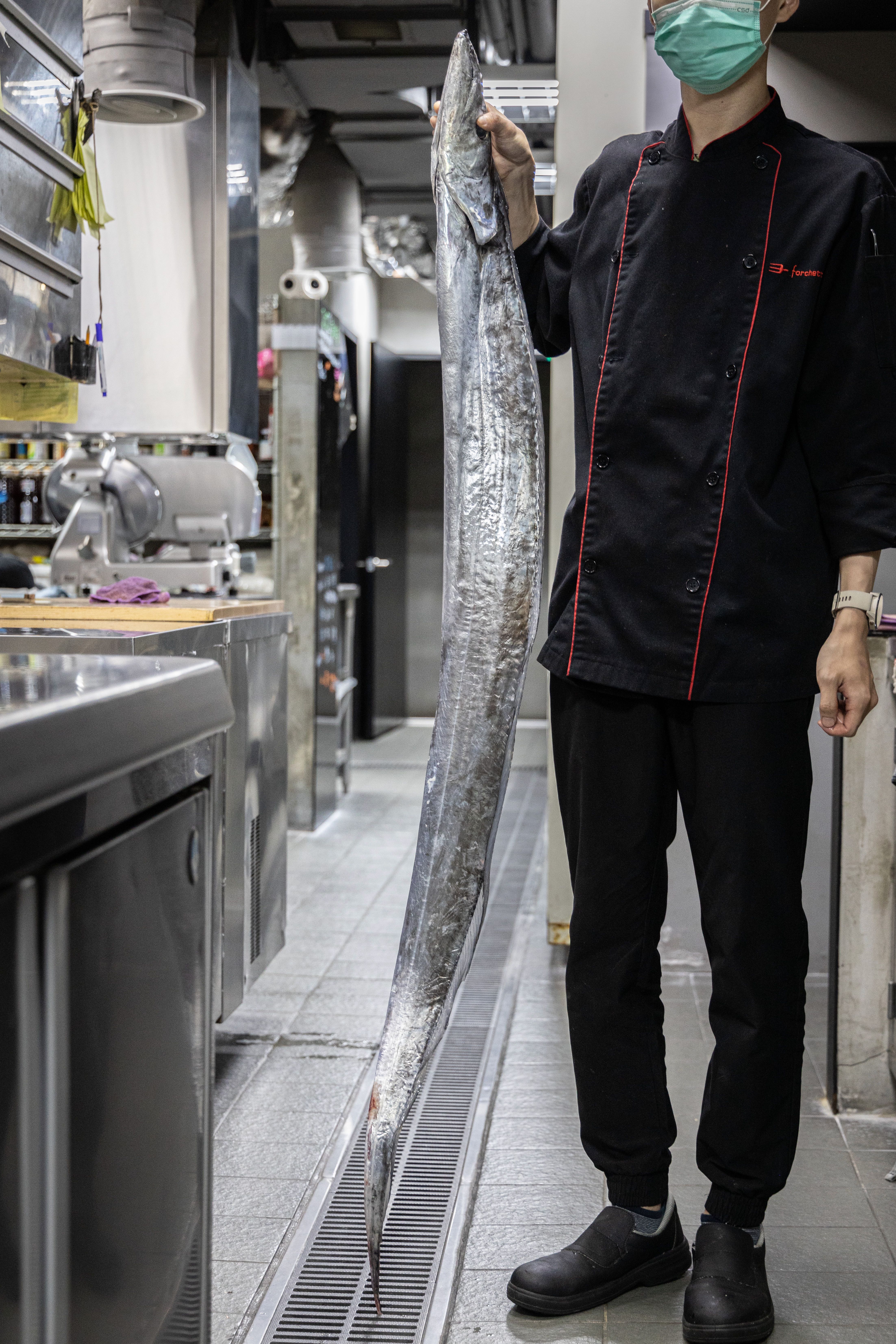 幾乎快和人一樣高的白帶魚，是主廚Max從台北帶回來的戰利品。
