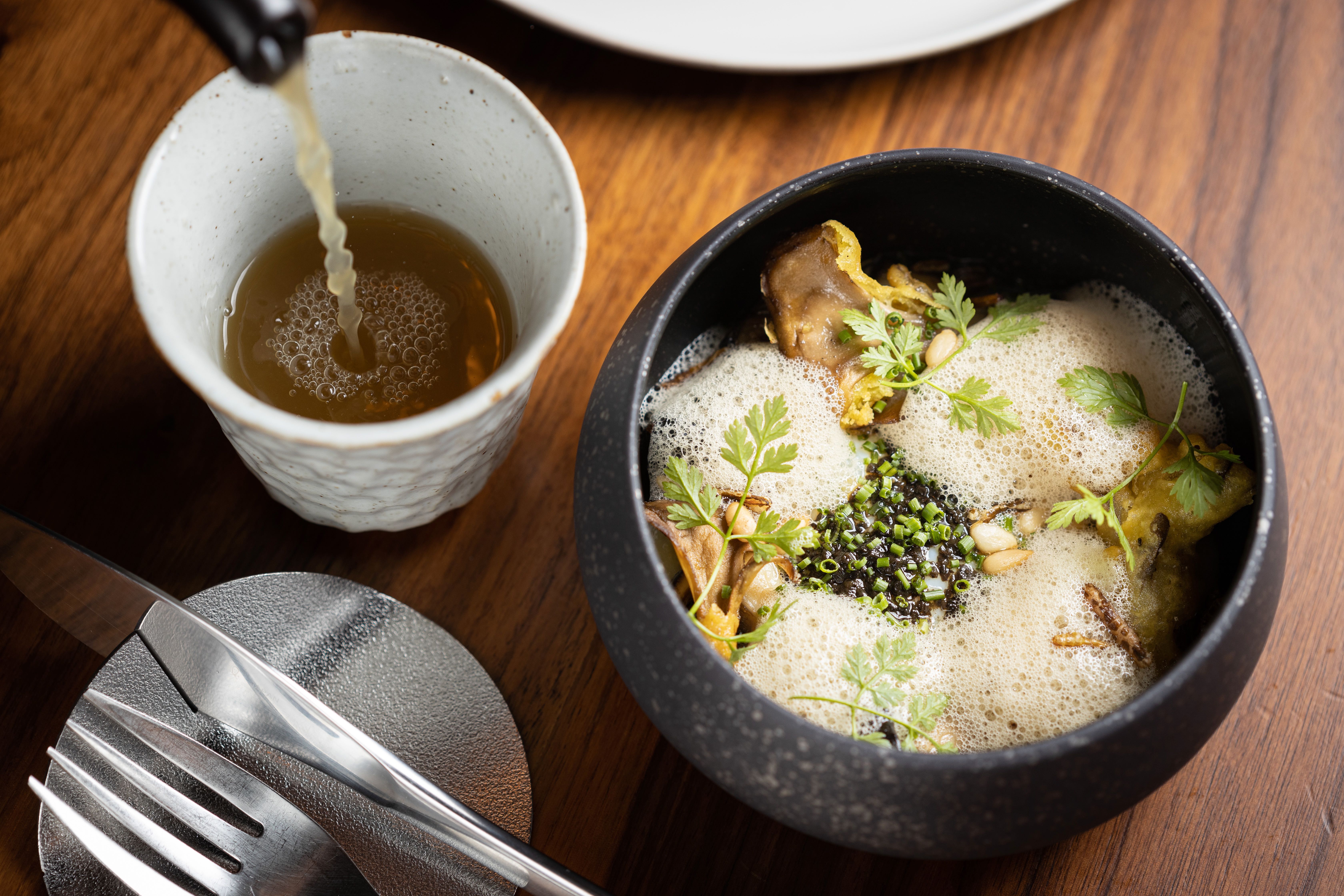 「65℃溫泉蛋／野菇／玉米糊」以滑溜溫泉蛋搭配醇厚雞湯，暖胃舒服。（1,080元午間套餐菜色）