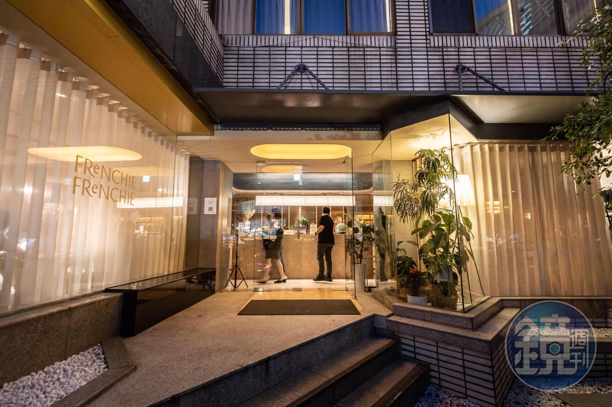 位在台中富王大飯店裡的「FReNCHIE FReNCHIE」，入夜後風采迷人溫暖。